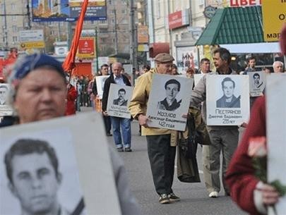 6.000 người đã tham gia biểu tình đợt kỷ niệm 15 năm chính biến, trên tay họ là chân dung những người chết vì bảo vệ Nhà Trắng - Ảnh: Lenta.ru 6.000 người đã tham gia biểu tình đợt kỷ niệm 15 năm chính biến, trên tay họ là chân dung những người chết vì bảo vệ Nhà Trắng - Ảnh: Lenta.ru