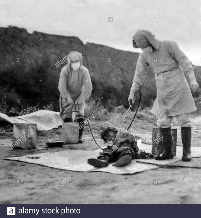 Ở phòng thí nghiệm khác tù nhân bị đưa chất độc và các mô thối rữa vào dạ dày. Người ta nghiên cứu xem có thể rút ra từ con người bao nhiêu lít máu Ở phòng thí nghiệm khác tù nhân bị đưa chất độc và các mô thối rữa vào dạ dày. Người ta nghiên cứu xem có thể rút ra từ con người bao nhiêu lít máu