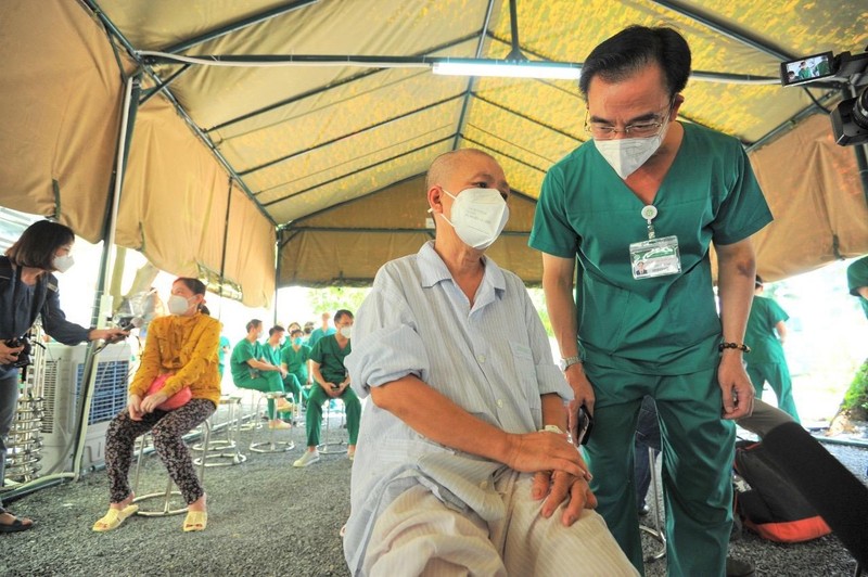 Bác sĩ Tuấn với một bệnh nhân