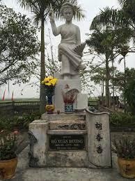 Tượng nữ sĩ Hồ Xuân Hương