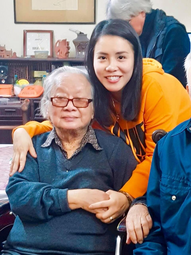 Nhạc sĩ Hồng Đăng với bạn bè thân thiết. Nhạc sĩ Hồng Đăng với bạn bè thân thiết.