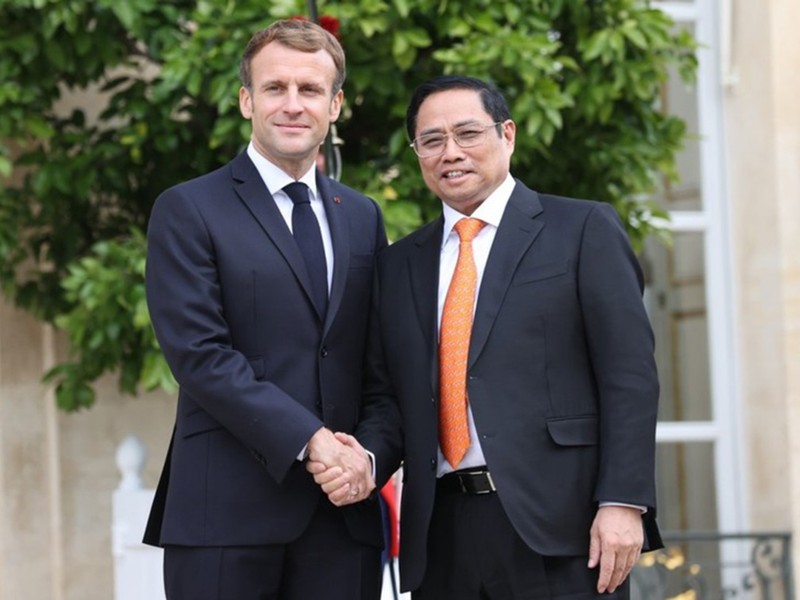 Tổng thống Pháp Macron trong các cuộc gặp với Tổng Bí thư Tô Lâm tháng 102024, Thủ tướng Phạm Minh Chính tháng 112021. Ảnh Minh Nhật, Nhật Bắc.jpg