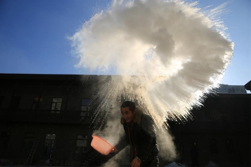 Nước sôi vừa hắt ra đã hóa băng trong cái rét kỷ lục ở Trung Quốc ảnh 5