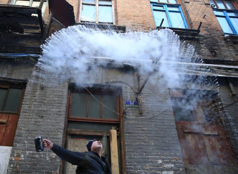 Nước sôi vừa hắt ra đã hóa băng trong cái rét kỷ lục ở Trung Quốc ảnh 2