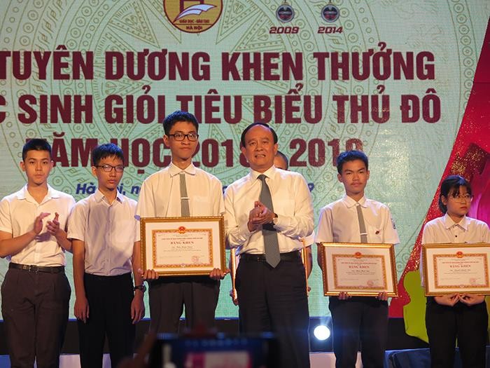 Ủy viên Ban Thường vụ Thành ủy, Phó Chủ tịch Thường trực HĐND thành phố Nguyễn Ngọc Tuấn trao Bằng khen cho học sinh giỏi tiêu biểu Thủ đô.
(Ảnh: Hà Nội mới)