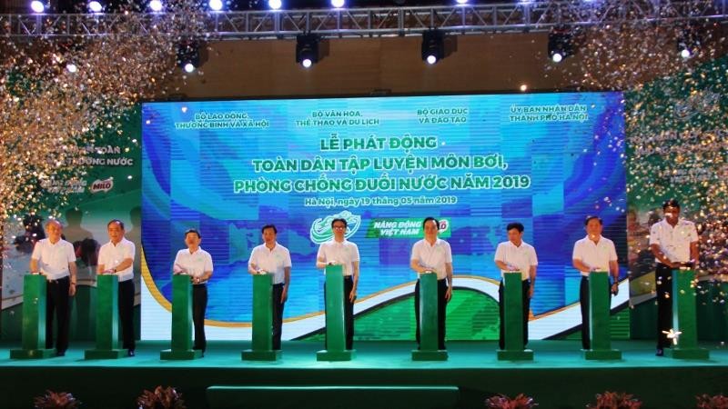 Đại diện lãnh đạo các bộ, ngành tham dự Lễ phát động toàn dân tập luyện môn bơi, phòng chống đuối nước năm 2019. Ảnh: Báo tin tức
