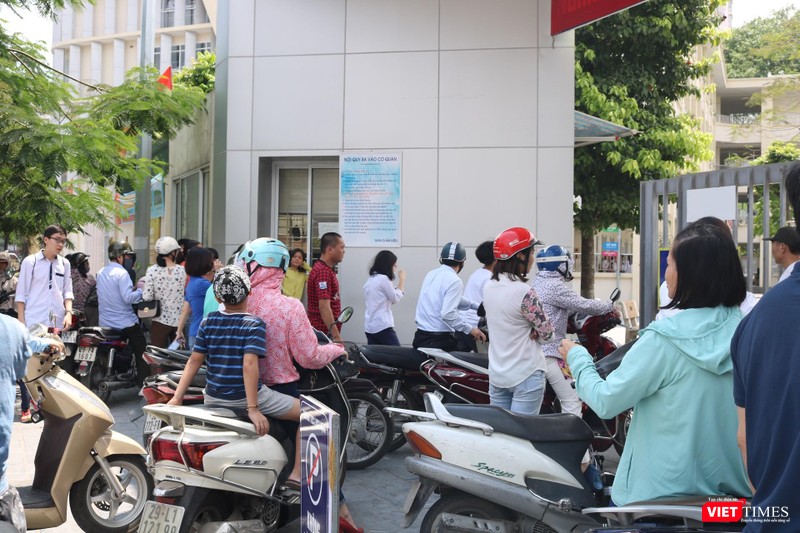 Nhiều phụ huynh sốt ruột chờ con thi xong. Ảnh: Minh Thúy Nhiều phụ huynh sốt ruột chờ con thi xong. Ảnh: Minh Thúy