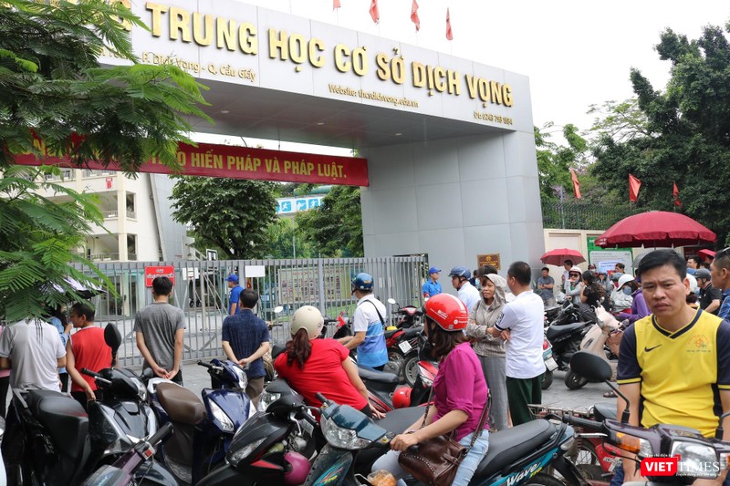 Nhiều phụ huynh sốt ruột đợi con thi xong. Ảnh: Minh Thúy