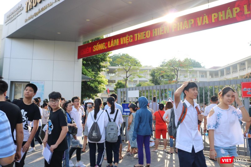 Thí sinh ra về sau khi hoàn thành bài thi . Ảnh: Minh Thúy Thí sinh ra về sau khi hoàn thành bài thi . Ảnh: Minh Thúy