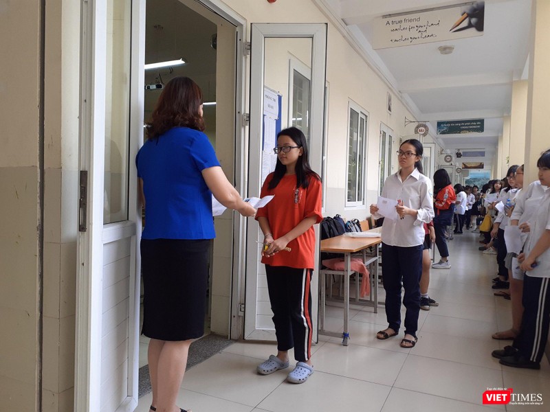 Nhiều thí sinh khá căng thẳng trước khi bước vào phòng thi. Ảnh: Minh Thúy