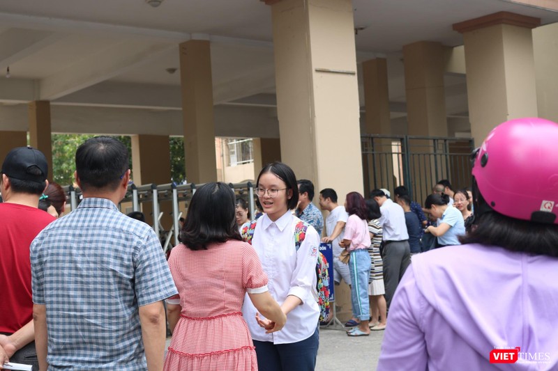 Thí sinh sau khi thi xong tại Trường THCS Lê Quý Đôn. Ảnh: Minh Thúy