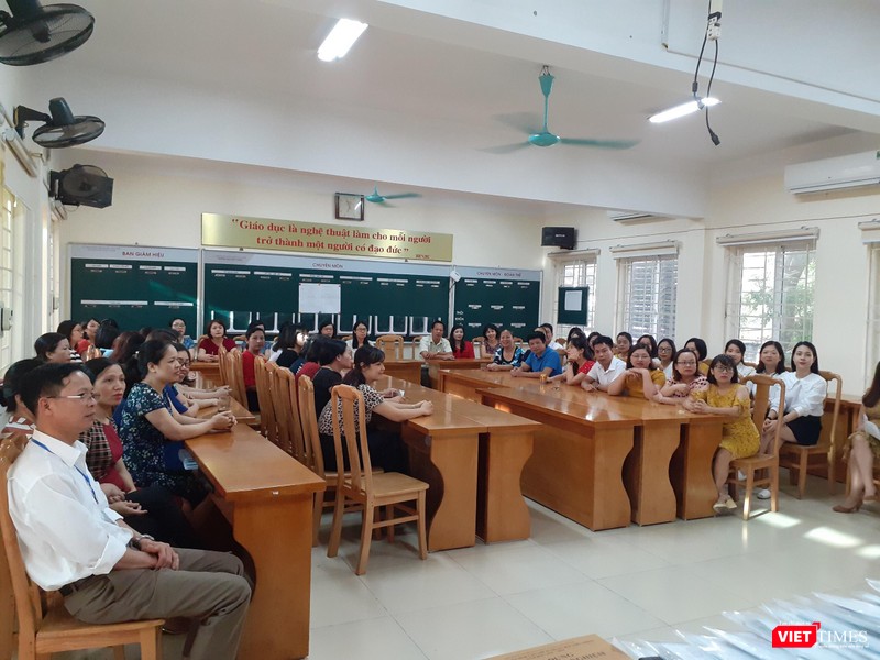 Họp cán bộ coi thi tại điểm thi THCS Dịch Vọng (Cầu Giấy). Ảnh: Minh Thúy