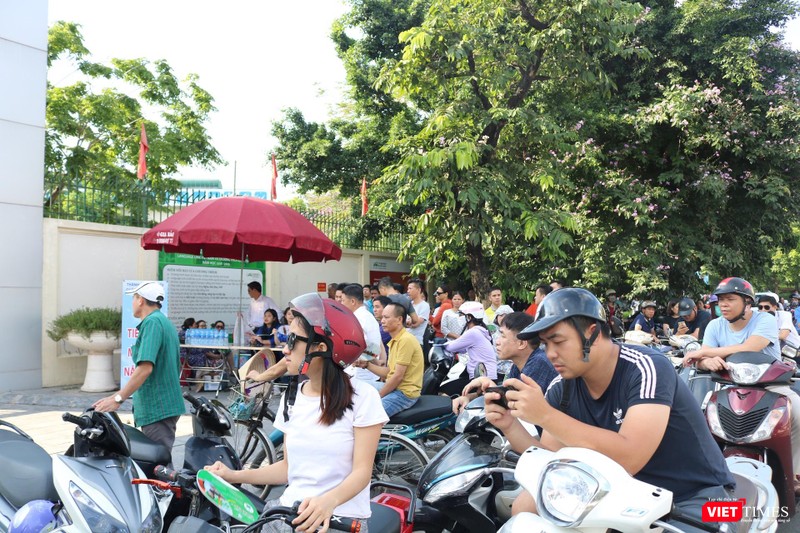 Nhiều phụ huynh lo lắng trong ngày thi cuối. Ảnh: Minh Thúy