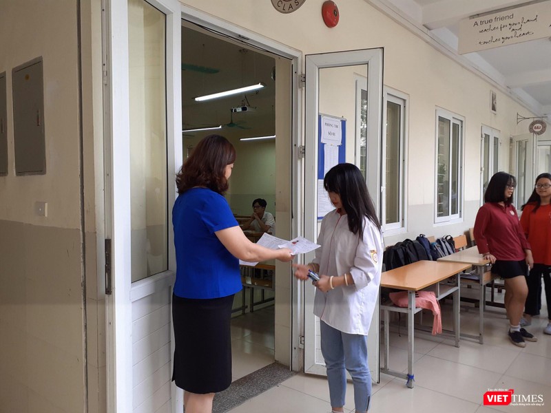 Thí sinh làm thủ tục chuẩn bị thi. Ảnh: Minh Thúy