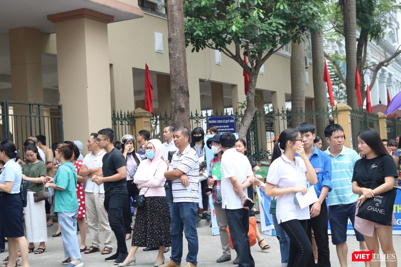 Phụ huynh chờ đợi con thi xong. Ảnh: Minh Thúy