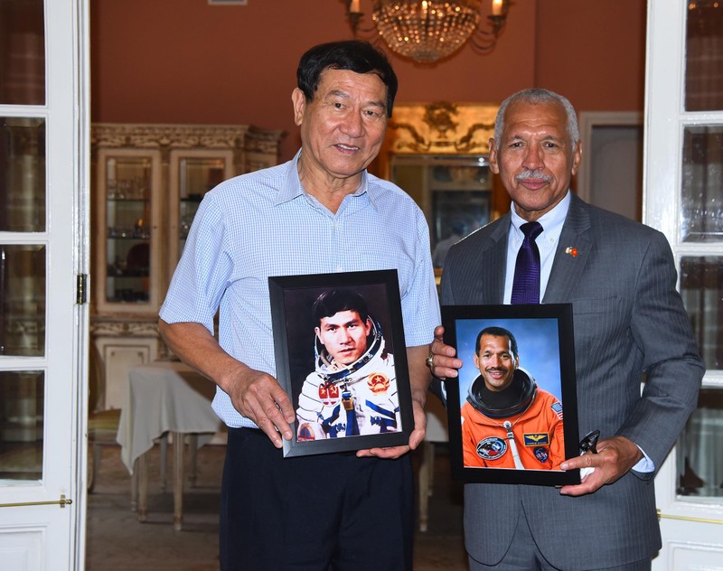 Đặc phái viên khoa học về vũ trụ của Hoa Kỳ, Thiếu tướng Charles Frank Bolden Jr. và nhà du hành vũ trụ Việt Nam, Trung tướng Phạm Tuân chụp ảnh cùng ảnh chân dung của họ khi là nhà du hành vũ trụ. Đặc phái viên khoa học về vũ trụ của Hoa Kỳ, Thiếu tướng Charles Frank Bolden Jr. và nhà du hành vũ trụ Việt Nam, Trung tướng Phạm Tuân chụp ảnh cùng ảnh chân dung của họ khi là nhà du hành vũ trụ.