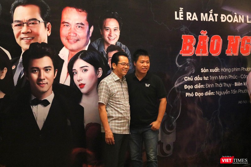 Diễn viên phim "Bão ngầm" chụp ảnh lưu niệm cùng đoàn làm phim. Ảnh: Minh Thúy