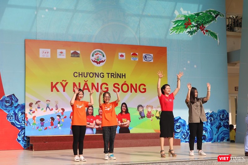 Cô giáo cùng tình nguyện viên hướng dẫn tập các động tác khởi động cho học sinh trước khi chương trình bắt đầu. Ảnh: Minh Thúy