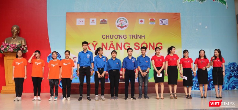 Giáo viên, tình nguyện viên trong chương trình "Kỹ năng sống". Ảnh: Minh Thúy