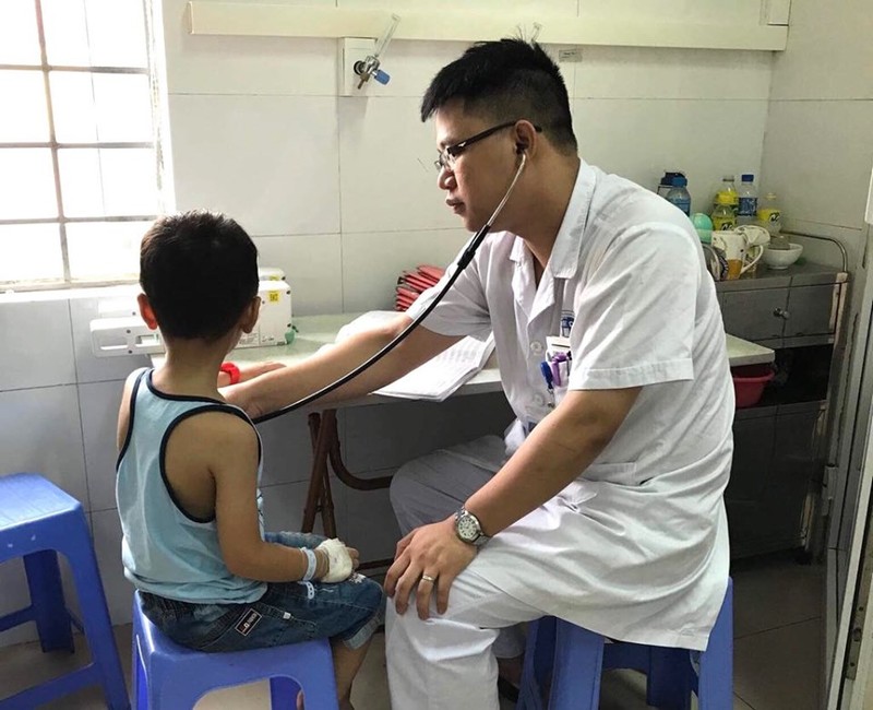 Cẩn trọng: Bé 5 tuổi suýt chết đuối khi đi học bơi