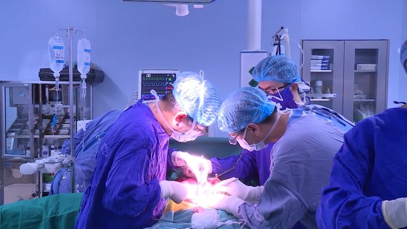 Kíp mổ tiiến hành loại bỏ khối u cho bệnh nhân