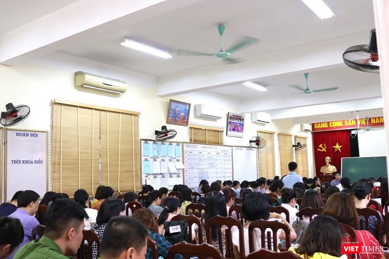 Cán bộ làm công tác coi thi họp tại điểm thi Trường THCS Lê Quý Đôn. Ảnh: Minh Thúy Cán bộ làm công tác coi thi họp tại điểm thi Trường THCS Lê Quý Đôn. Ảnh: Minh Thúy