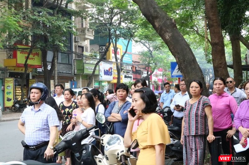 Phụ huynh lo lắng chờ đợi thí sinh. Ảnh: Minh Thúy Phụ huynh lo lắng chờ đợi thí sinh. Ảnh: Minh Thúy