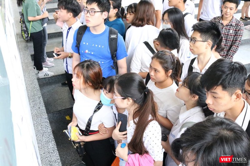 Thí sinh xem danh sách phòng thi. Ảnh: Minh Thúy