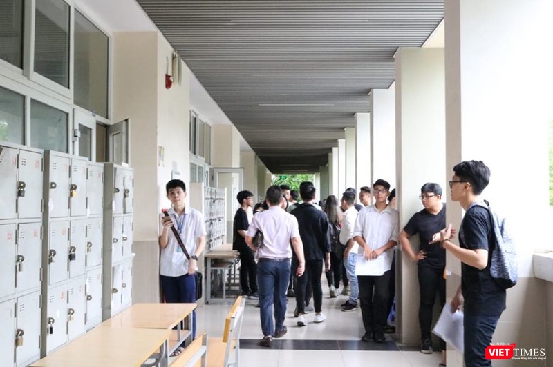 Thí sinh chờ đợi chuẩn bị vào phòng thi tại điểm thi THCS Nghĩa Tân (Cầu Giấy). Ảnh: Minh Thúy Thí sinh chờ đợi chuẩn bị vào phòng thi tại điểm thi THCS Nghĩa Tân (Cầu Giấy). Ảnh: Minh Thúy