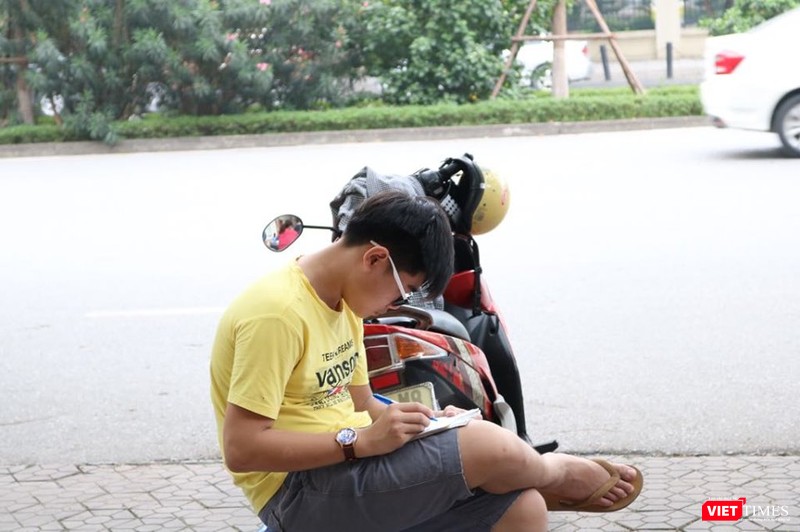 Một thí sinh tranh thủ ôn tập trước khi thi. Ảnh: Minh Thúy Một thí sinh tranh thủ ôn tập trước khi thi. Ảnh: Minh Thúy