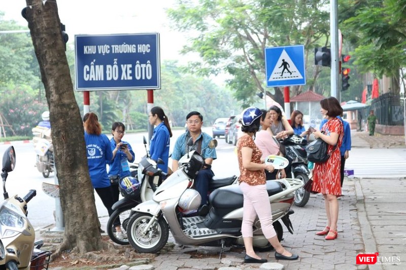 Nhiều phụ huynh lo lắng. Ảnh: Minh Thúy Nhiều phụ huynh lo lắng. Ảnh: Minh Thúy