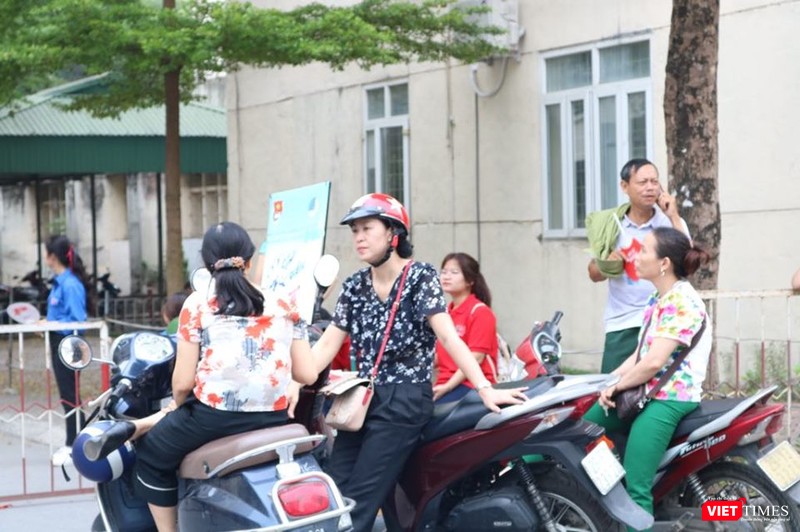 Chờ con thi xong. Ảnh: Minh Thúy Chờ con thi xong. Ảnh: Minh Thúy