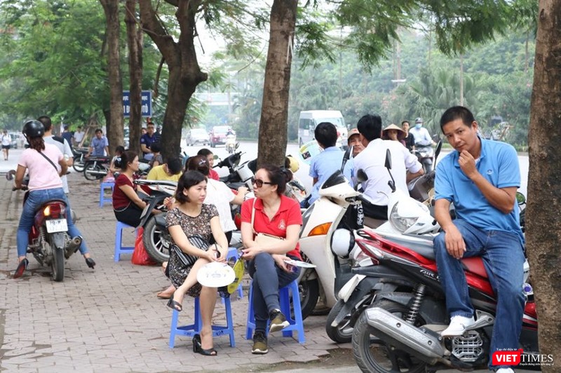 Phụ huynh đợi con thi tại điểm thi Trường THCS Lê Quý Đôn. Ảnh: Minh Thúy Phụ huynh đợi con thi tại điểm thi Trường THCS Lê Quý Đôn. Ảnh: Minh Thúy