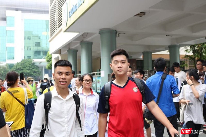 Thí sinh tự tin sau khi thi xong môn Toán. Ảnh: Minh Thúy