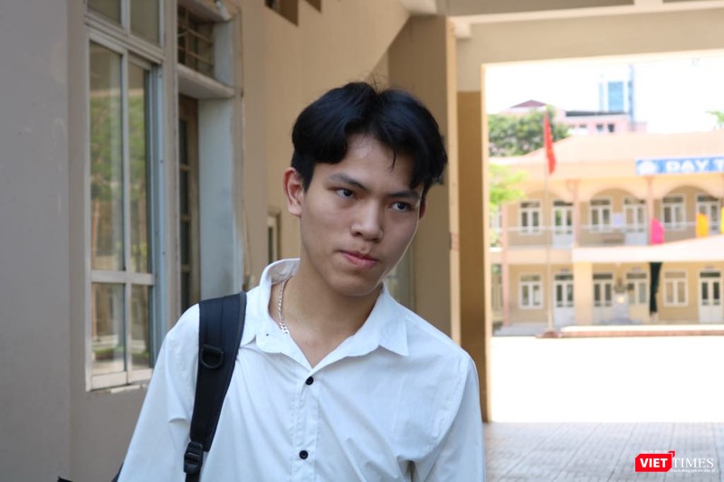 Một thí sinh khá lo lắng sau khi thi xong tại điểm thi Trường THCS Lê Quý Đôn. Ảnh: Minh Thúy