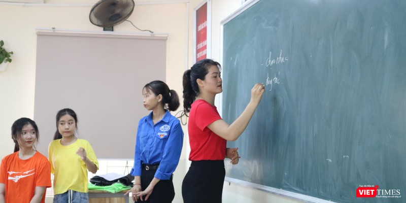 Giáo viên giảng dạy trên lớp. Ảnh: Minh Thúy