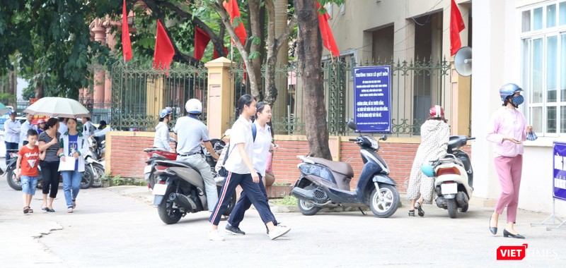 Học sinh đi học. Ảnh: Minh Thúy