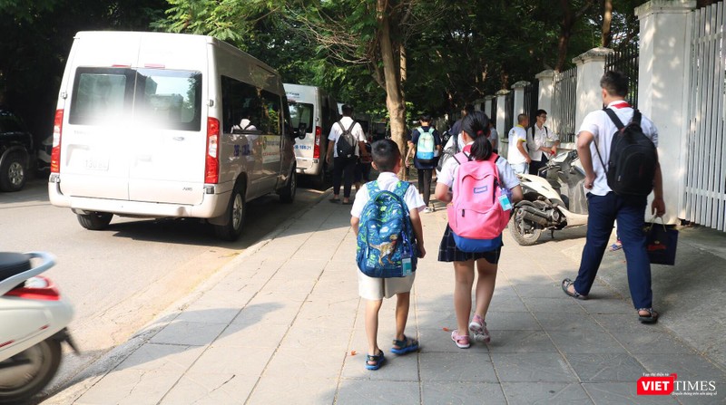 Xe ô tô đưa đón học sinh sau khi tan trường. Ảnh: Minh Thúy