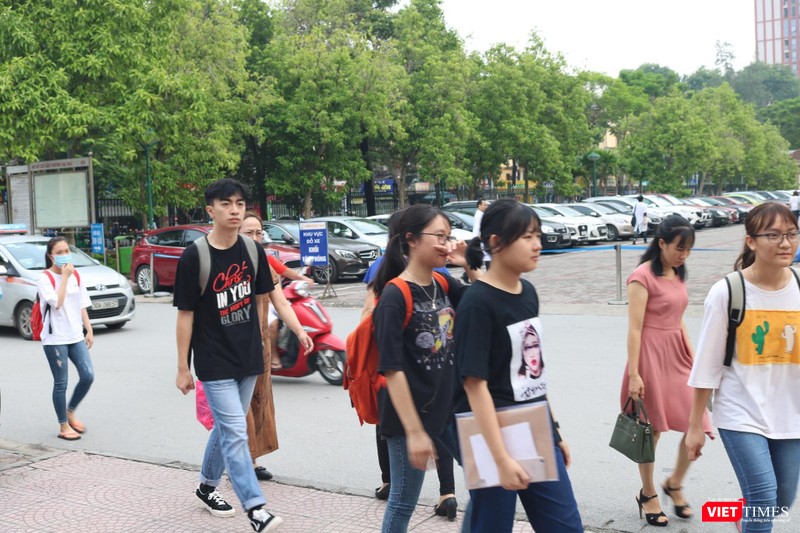 Học sinh đến làm thủ tục nhập học Học sinh đến làm thủ tục nhập học