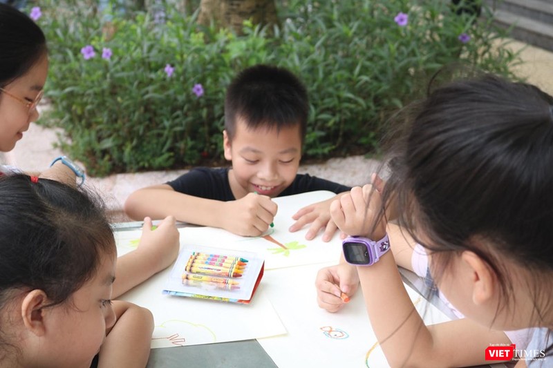 Các bé cùng nhau sáng tạo những bức tranh độc đáo