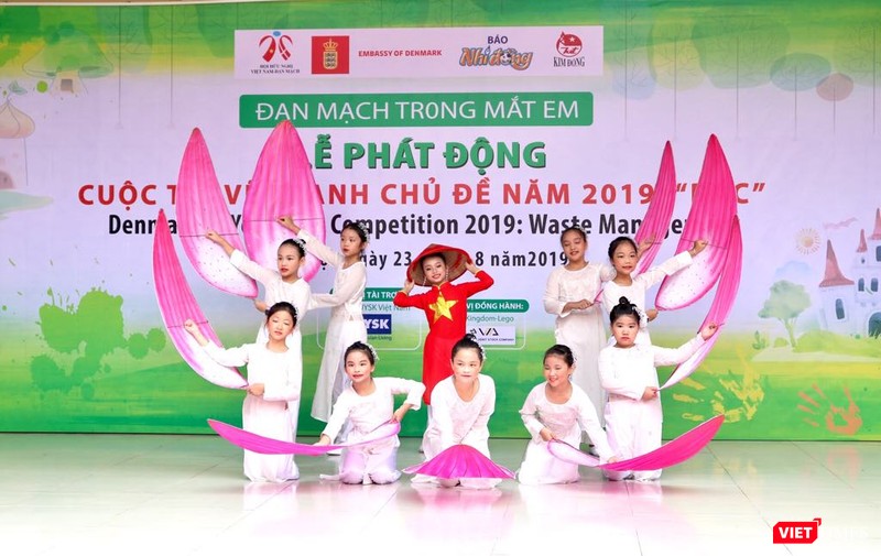 Văn nghệ chào mừng lễ phát động cuộc thi vẽ tranh Đan Mạch trong mắt em với chủ đề "Rác". Ảnh: Minh Thúy. 