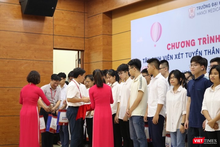 Các em học sinh nhận phần quà từ nhà trường