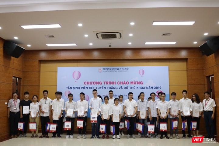 Các em học sinh có thành tích xuất sắc được xét tuyển thẳng vào Trường Đại học Y Hà Nội