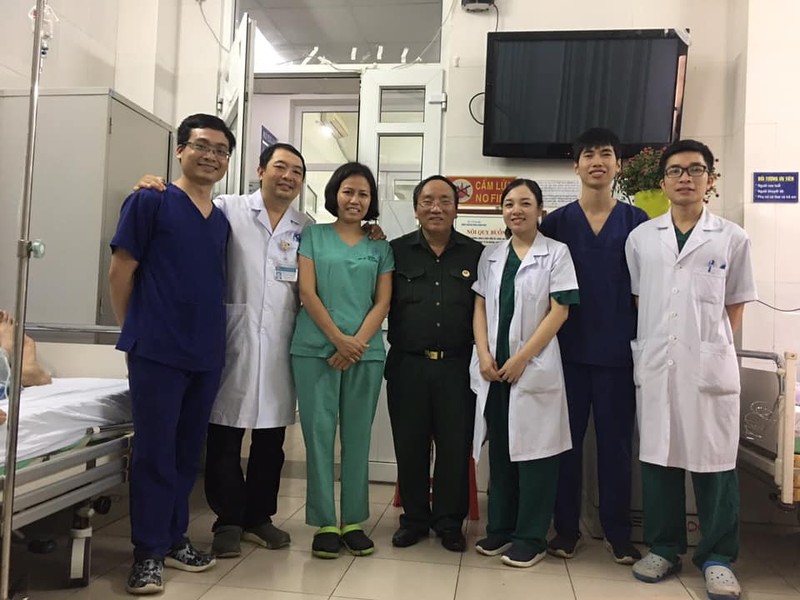 Kíp phẫu thuật cho nhà văn Nguyễn Văn Thọ và nhà văn Trần Đăng Khoa (đứng giữa)