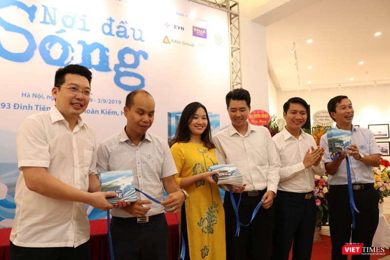 TS. Nguyễn Anh Vũ - Giám đốc Nhà xuất bản Văn học tại lễ ra mắt sách "Nơi đầu sóng"