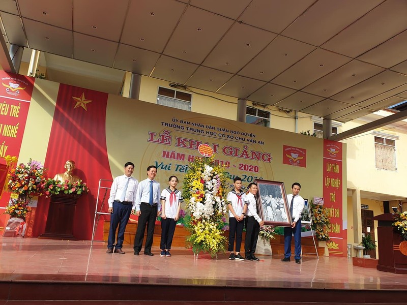 Ông Võ Văn Thưởng - Ủy viên Bộ Chính trị, Bí thư Trung ương Đảng, Trưởng Ban Tuyên giáo Trung ương đã về dự khai giảng năm học mới 2019-2020 tại Trường THCS Chu Văn An
