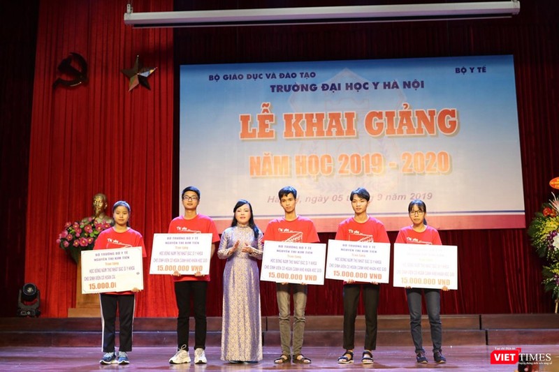 Bộ Trưởng Bộ Y tế Nguyễn Thị Kim Tiến đã trao tặng học bổng khóa học 2019-2025 cho 5 em sinh viên có hoàn cảnh khó khăn. Ảnh: Minh Thúy