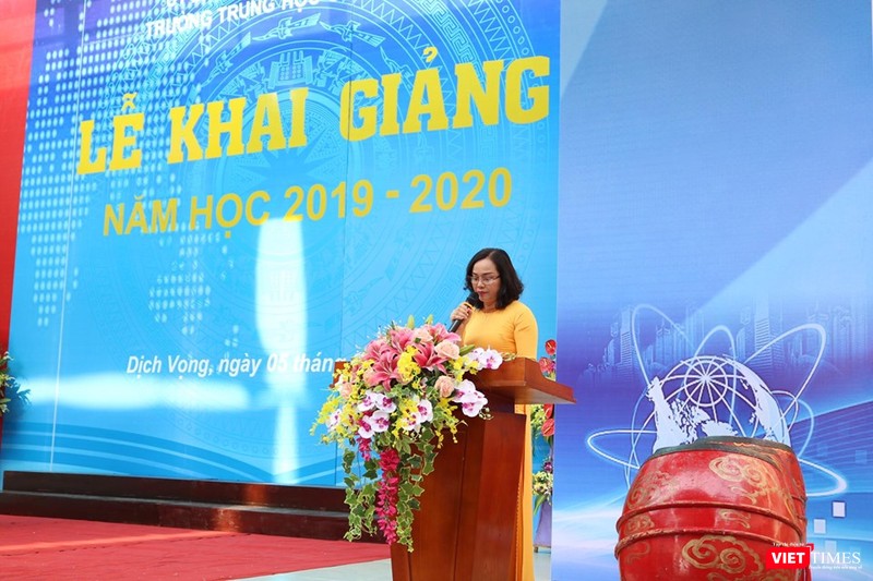 Cô Lê Thị Thúy Nga - Bí thư chi bộ - Hiệu trưởng Trường THCS Dịch Vọng