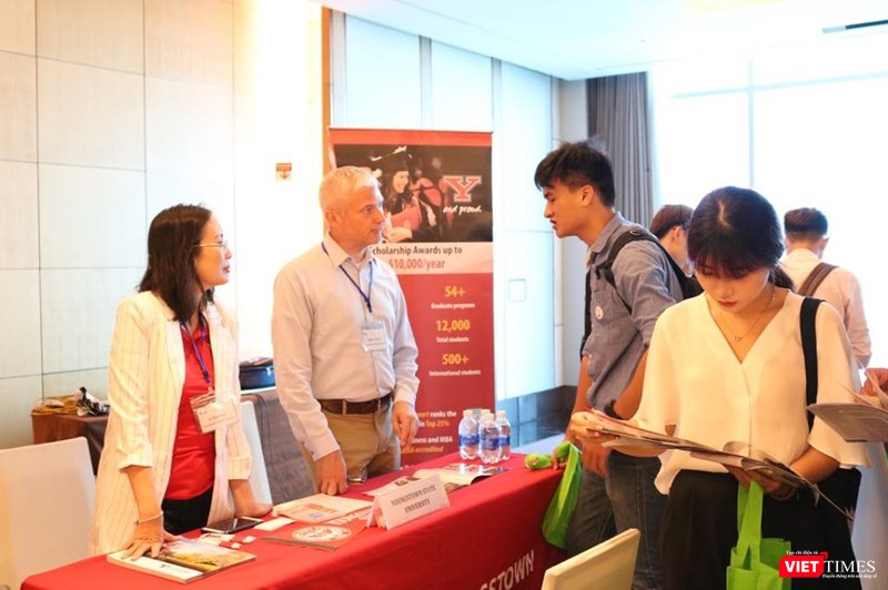 Đại diện Trường YoungStowwn state tư vấn cho sinh viên Đại diện Trường YoungStowwn state tư vấn cho sinh viên