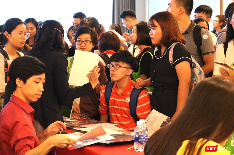 Từ sớm đã có rất đông học sinh, sinh viên đến tham gia triển lãm, nghe tư vấn Từ sớm đã có rất đông học sinh, sinh viên đến tham gia triển lãm, nghe tư vấn